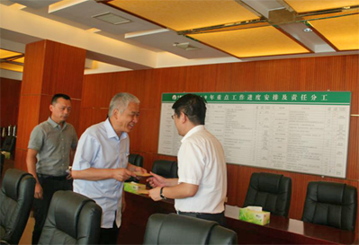 优德88控股党委慰问难题党员活动